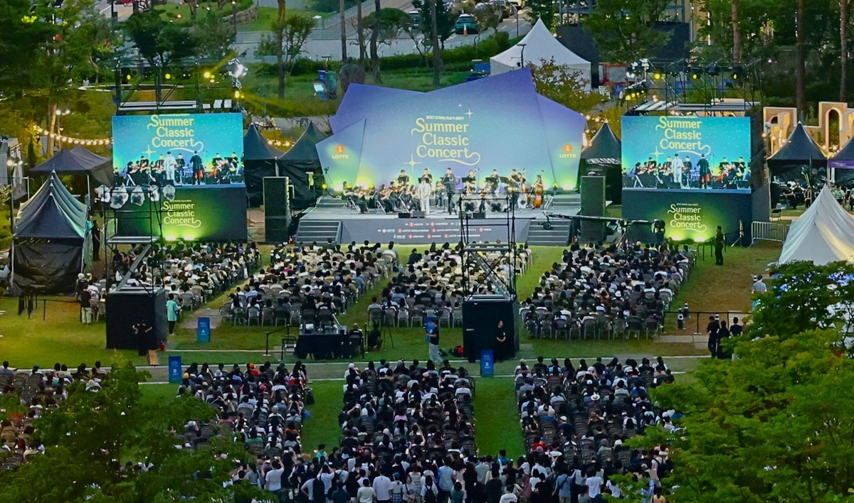 롯데가 지난 23일 롯데월드타워 월드파크에서 '2026 롯데 서머 클래식 콘서트’를 처음으로 개최했다. 롯데 제공