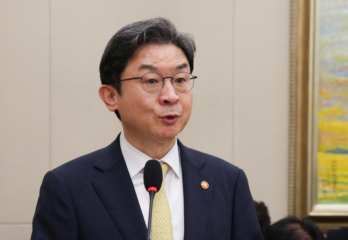 이억원 금융위원장이 24일 오후 서울 여의도 국회에서 열린 정무위원회에서 업무보고를 하고 있다. 뉴시스