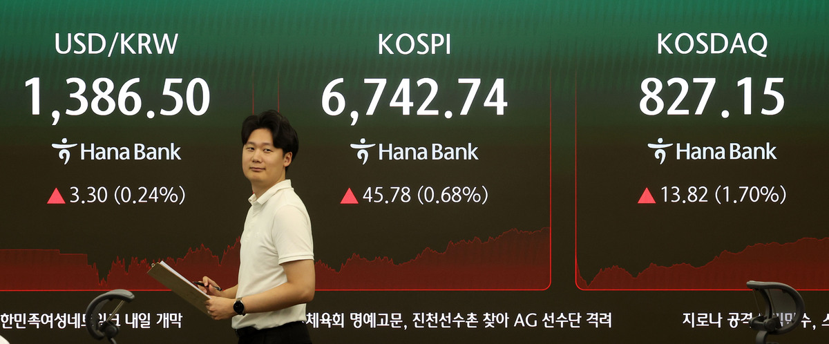 지난 25일 서울 외환시장에서 원·달러 환율은 3.7원 오른 1386.1원에 거래를 마감했다. 뉴시스