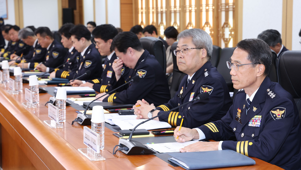 유재성 경찰청장 직무대행과 홍석기 경찰청 국가수사본부장 등 경찰 지휘부가 26일 오후 서울 종로구 정부서울청사에서 열린 행정안전부 경찰 지휘부 회의에 참석해 윤호중 행정안전부 장관의 발언을 듣고 있다. 2026.08.26.&nbsp; 사진&nbsp;= 뉴시스
