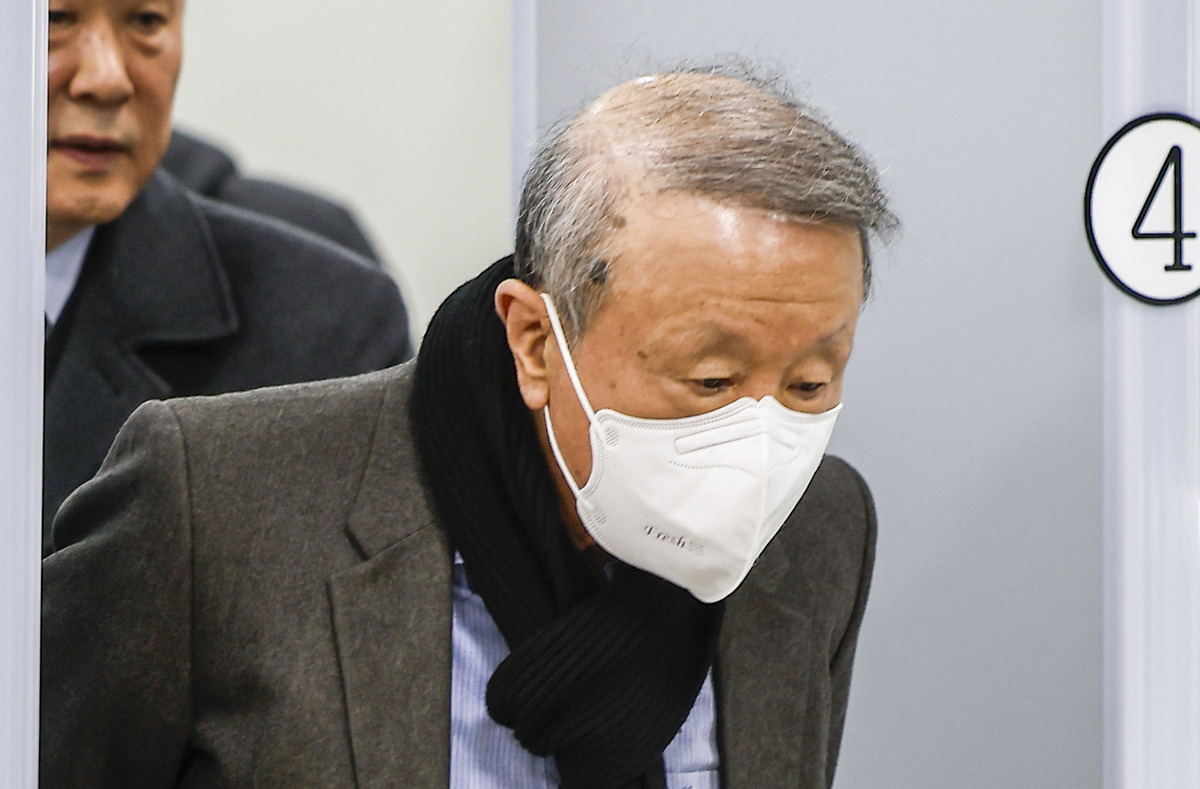 홍원식 전 남양유업 회장이 지난 1월 서울 서초구 서울중앙지방법원에서 열린 200억원대 횡령·배임 혐의에 대한 선고기일을 마친 뒤 법원을 나오고 있다. 뉴시스