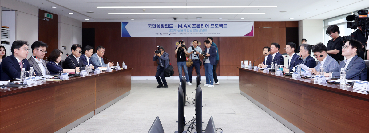 김정관(오른쪽) 산업통상부 장관과 이억원 금융위원회 위원장이 지난 1일 서울 여의도 산업은행 본점에서 열린 국민성장펀드-M.AX 프론티어 프로젝트 민관 합동 간담회에서 참석해 있다. 뉴시스