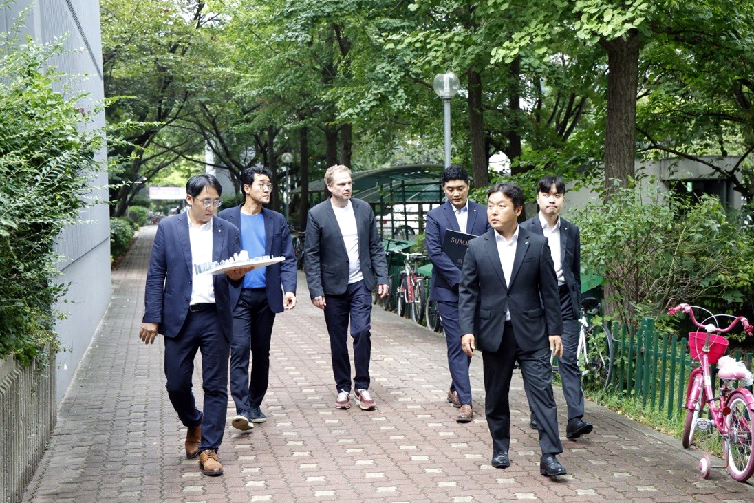 대우건설과 어반 에이전시 목동8단지 담당자들이 단지를 시찰하고 있다. 대우건설 제공