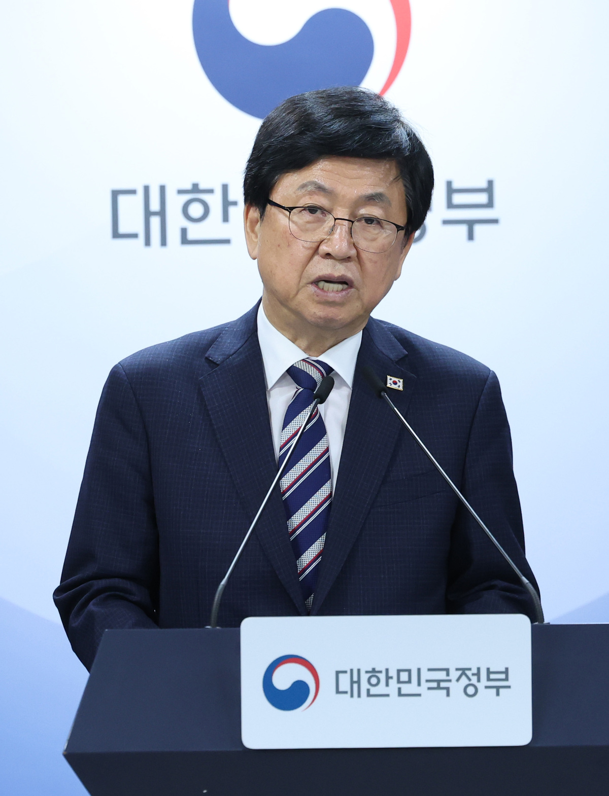 최교진 교육부 장관이 1일 오후 서울 종로구 정부서울청사에서 2026년 거점국립대 성장엔진-AI 패키지 지원 대학 3개교 선정결과를 발표하고 있다. 뉴시스