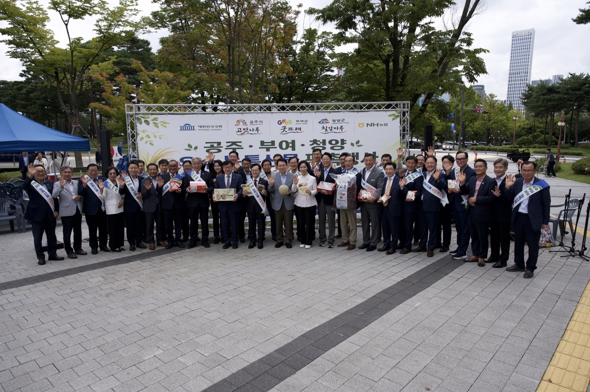 2일 국회 소통관 앞마당에선 열린 ′공주·부여·청양 농특산물 기획전′. 사진= 청양군 제공