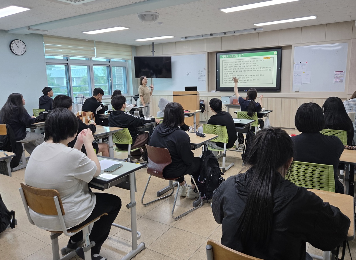 충남교육청이 상반기에 도내 중고등학교에서 운영했던 '찾아가는 노동인권교육' 현장. 사진= 충남교육청 제공