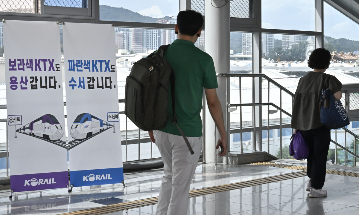 KTX·SRT 통합 운행 이틀째인 2일 광주송정역에 통합 운행을 안내하는 배너형 입간판이 배치돼 있다. 뉴시스