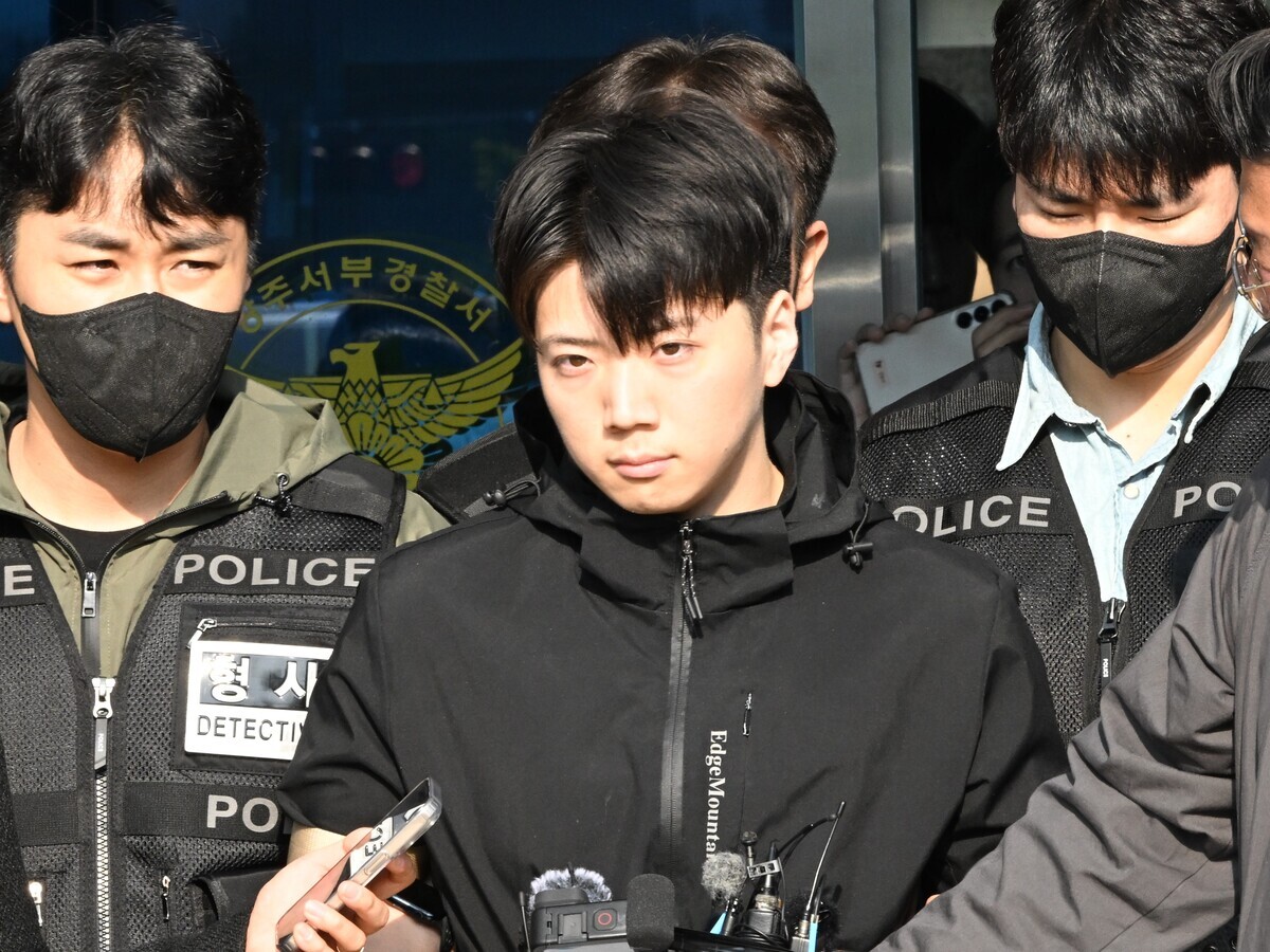 검찰이&nbsp;‘장윤기 사건’의 부실수사 지휘 혐의로&nbsp;박성주 전 경찰청 국가수사본부장을 재판에 넘겼다. 사진은 광주 서구 서부경찰서에서 검찰소로 송치되고 있는 장윤기. 뉴시스