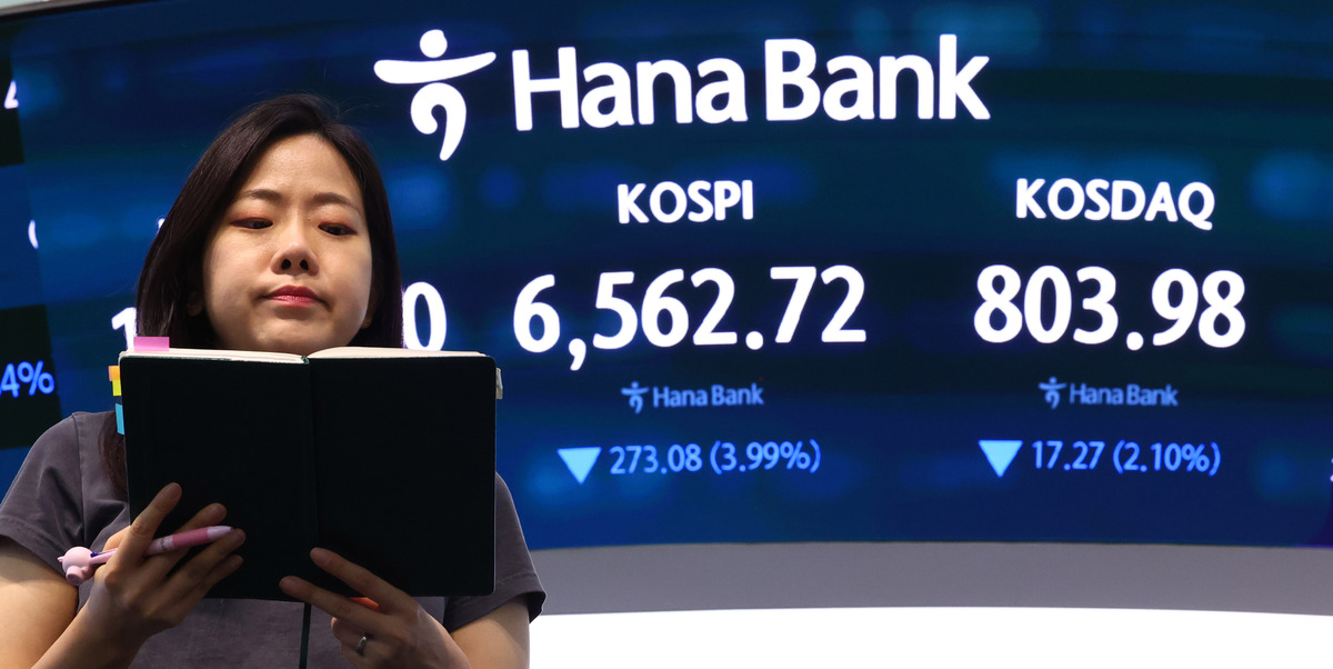 코스피가 전날 대비 273.08포인트(3.99%) 하락한 6562.72로 마감한 2일 서울 중구 하나은행 본점 딜링룸 전광판에 코스피 등이 표시돼 있다. 뉴시스