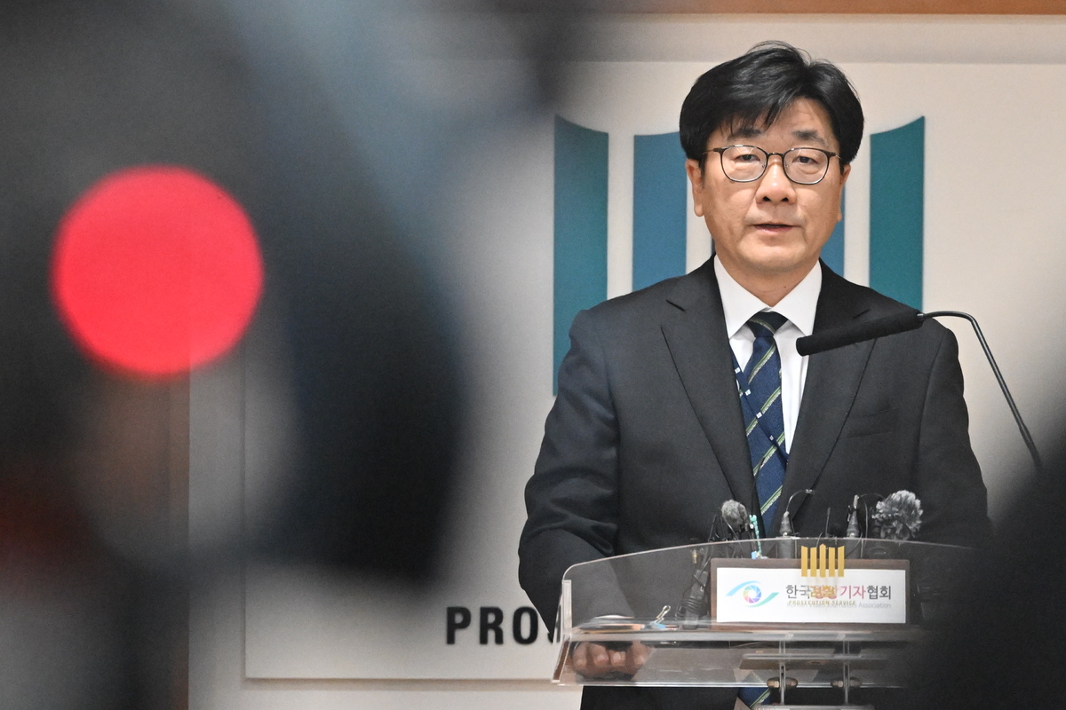 신태훈 광주지검 차장검사가 2일 오후 전남광주 동구 광주지검 중회의실에서 장윤기 사건 관련 경찰관 수사에 대한 브리핑에 참석해 발표하고 있다. 사진=뉴시스