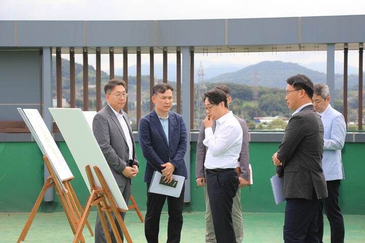 이성훈&nbsp;LH 사장(가운데)이 지난 2일 광명시흥 사업지구 현장을 점검하고 있다. LH 제공