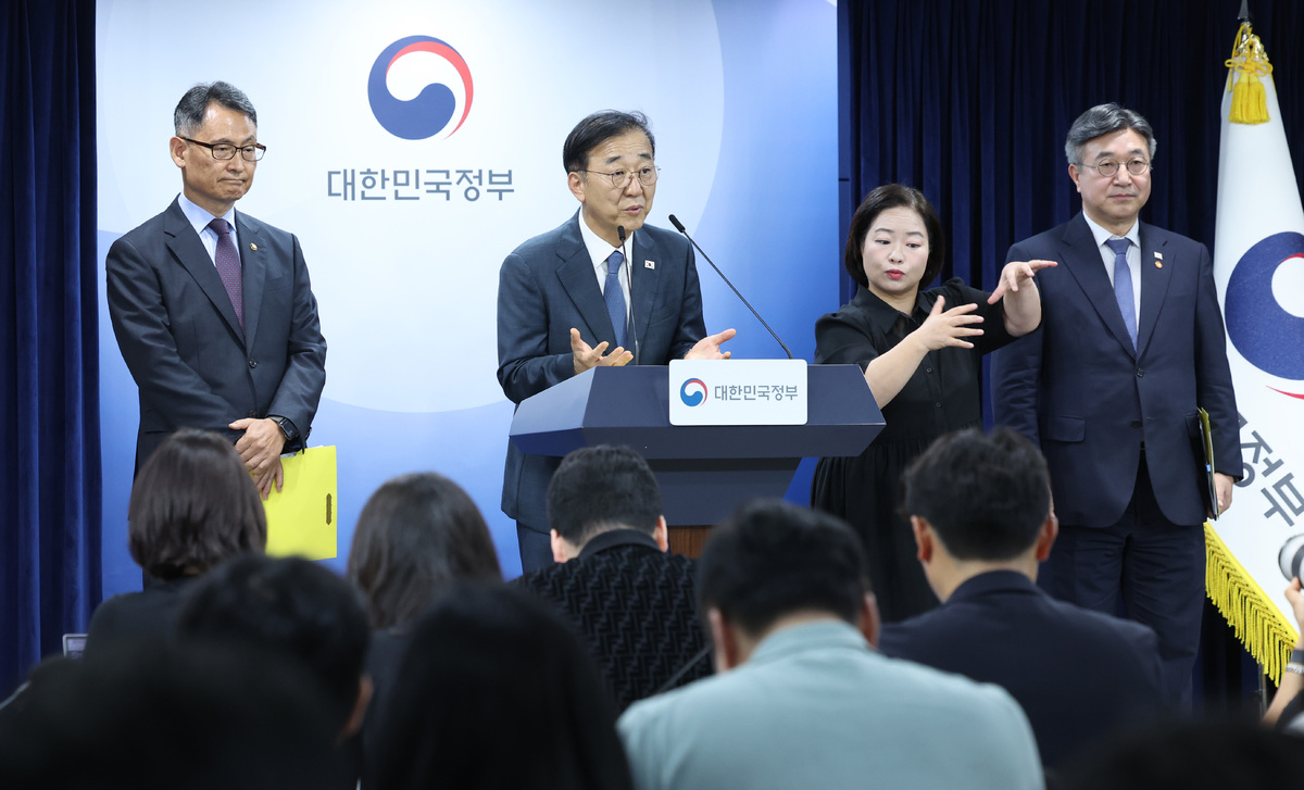 윤호중(오른쪽부터) 행정안전부 장관·김윤덕 국토교통부 장관·허장 재정경제부 2차관이 3일 오전 서울 종로구 정부서울청사에서 행정·공공기관 이전 및 공공기관 기능개혁 관련 기자회견을 하고 있다. 뉴시스
