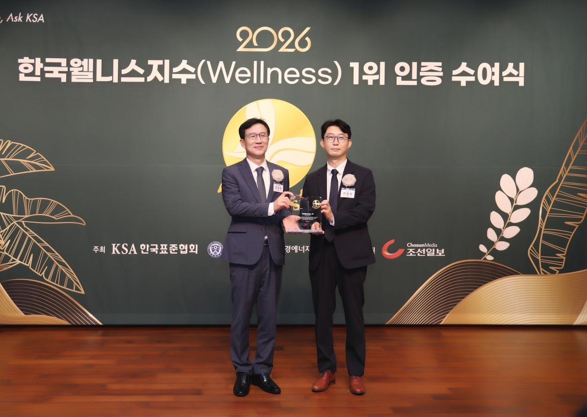 이종성 시몬스 생산물류전략부문 부사장이 한국웰니스지수 인증 수여식에서 상을 받고 있다. 시몬스 제공