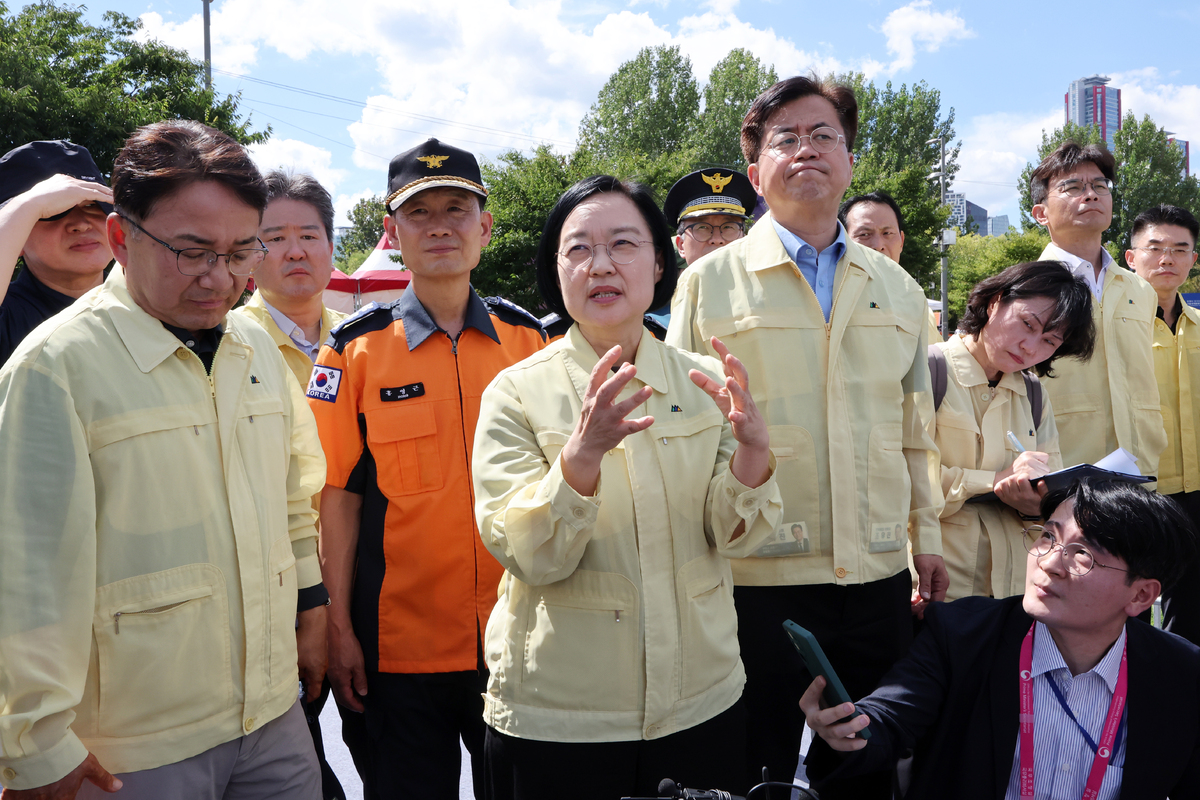한성숙 국무총리가 5일 서울세계불꽃축제가 열리는 서울 여의도 한강공원을 찾아 서울시 관계자에게 안전관리 현장 브리핑을 받고 있다. 뉴시스