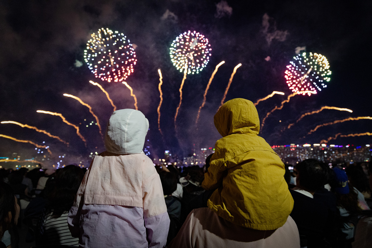 서울 여의도 한강공원 일대에서 열린 '서울세계불꽃축제 2026'에서 아이들이 불꽃놀이를 관람하고 있다. 뉴시스