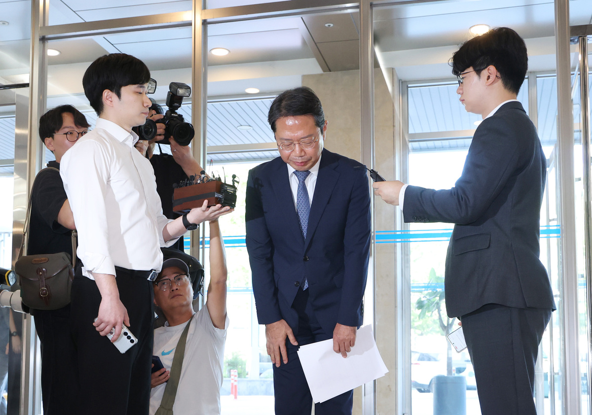 김승원 법무부 장관 후보자가 7일 오전 서울 종로구에 마련된 인사청문회 준비사무실로 출근하며 의혹에 대해 해명한 뒤 인사하고 있다. 뉴시스