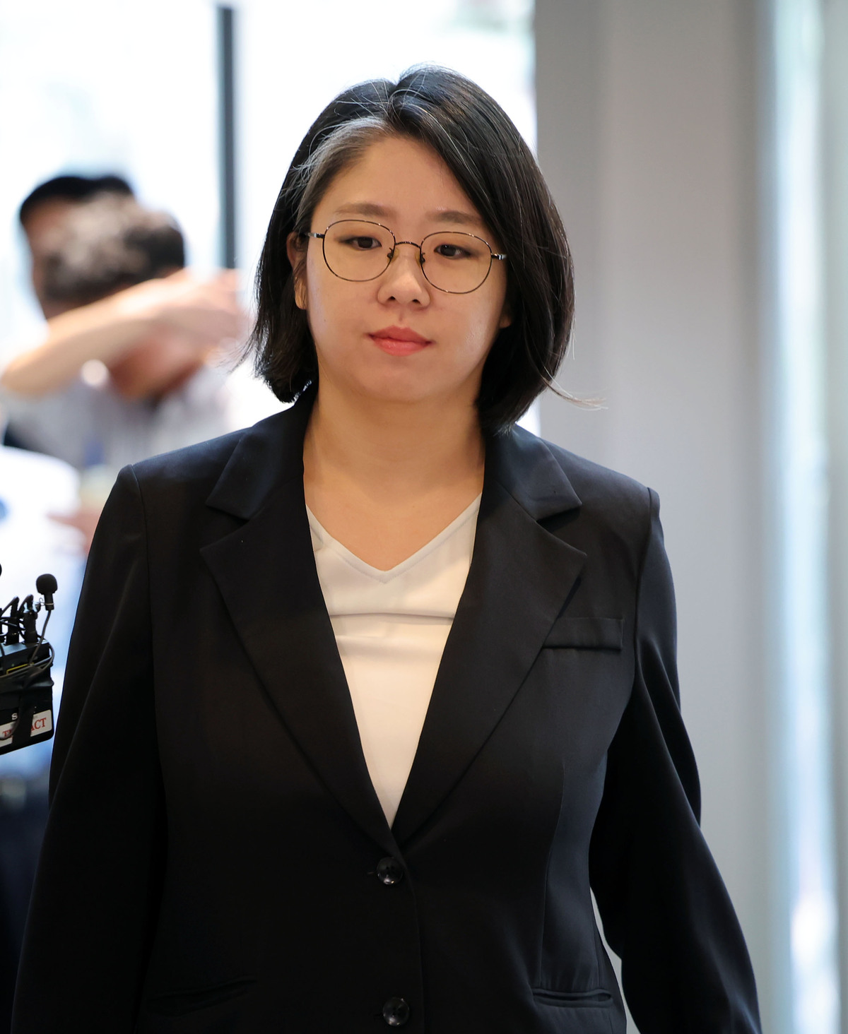 용혜인 성평등가족부 장관 후보자가 7일 오전 서울 서대문구 한국청소년활동진흥원에 마련된 인사청문 준비 사무실로 출근하고 있다.&nbsp;뉴시스