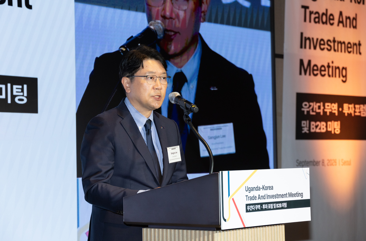 한국무역협회가 8일 서울 강남구 삼성동 웨스틴 서울 파르나스 호텔에서 개최한 '한-우간다 무역⸱투자 포럼'에서 이상준 한국무역협회 국제협력본부장이 인사말을 하고 있다.