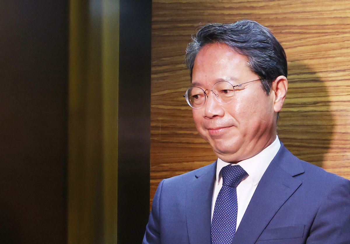 김승원 법무부 장관 후보자가 8일 오전 서울 종로구에 마련된 인사청문회 준비사무실로 출근하며 승강기에 탑승하고 있다. 사진=뉴시스