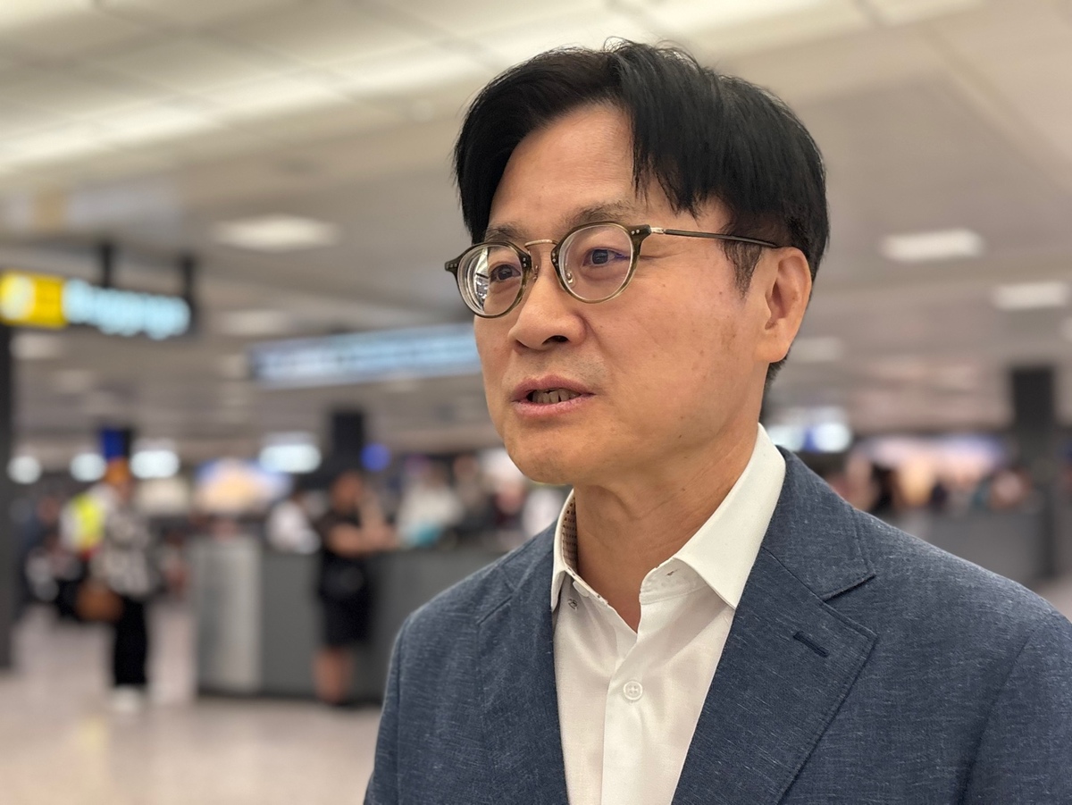 김정관 산업통상부 장관이 지난달 16일&nbsp;미국 워싱턴DC 인근 덜레스국제공항으로 입국하며 특파원들 질문에 답하고 있다. 김 정관은 이르면 8월말 대미투자 1호 프로젝트를 발표하겠다는 목표 하에 미측과 주요 쟁점을 해소하기 위해 방미했다고 설명했다. 뉴시스