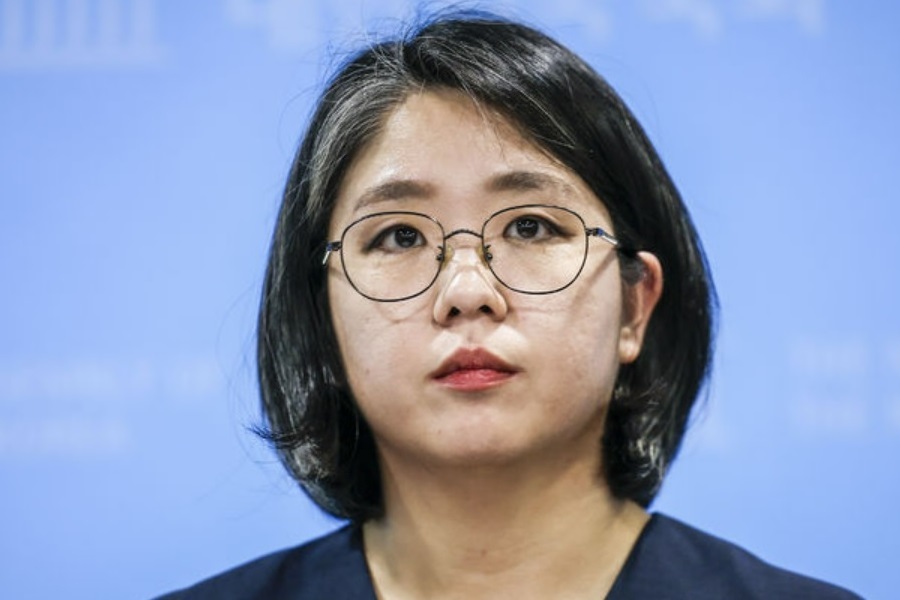 용혜인 성평등가족부 장관 후보자가 10일 서울 여의도 국회 소통관에서 '의원직 겸직 논란' 등 자신에 제기된 의혹과 관련한 기자회견을 마친 뒤 취재진 질문에 답하고 있다. 뉴시스