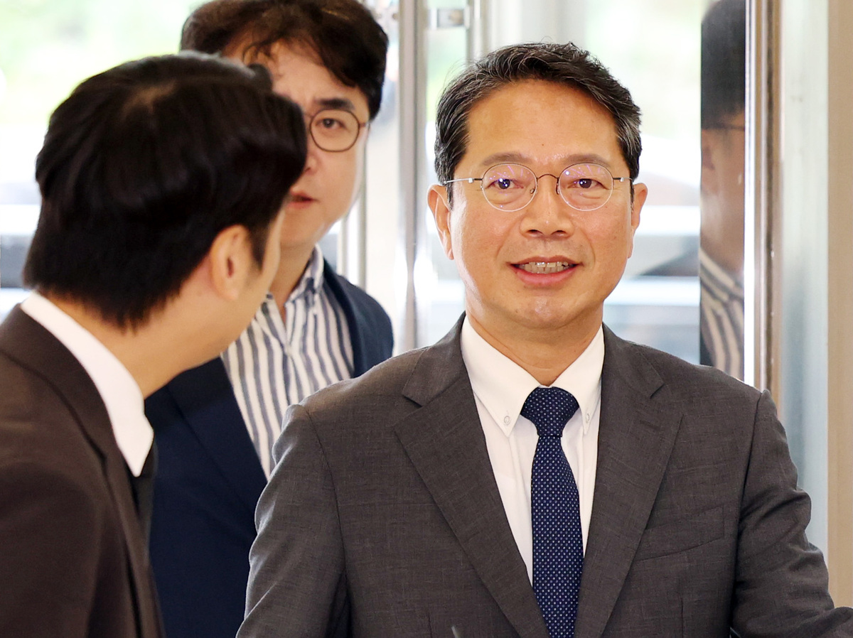김승원 법무부 장관 후보자가 10일 오전 서울 종로구에 마련된 인사청문회 준비사무실로 출근하고 있다. 사진=뉴시스