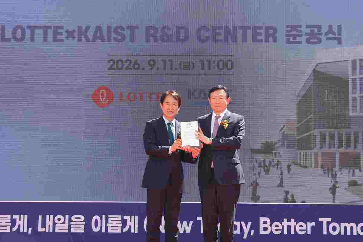 신동빈 롯데 회장이 11일 대전 KAIST 본원에서 열린 롯데·KAIST R&amp;D센터 준공식에 참석했다. 신 회장은 연구 인프라 조성과 산학협력 발전에 기여한 공로로 감사패를 받았다. 롯데 제공