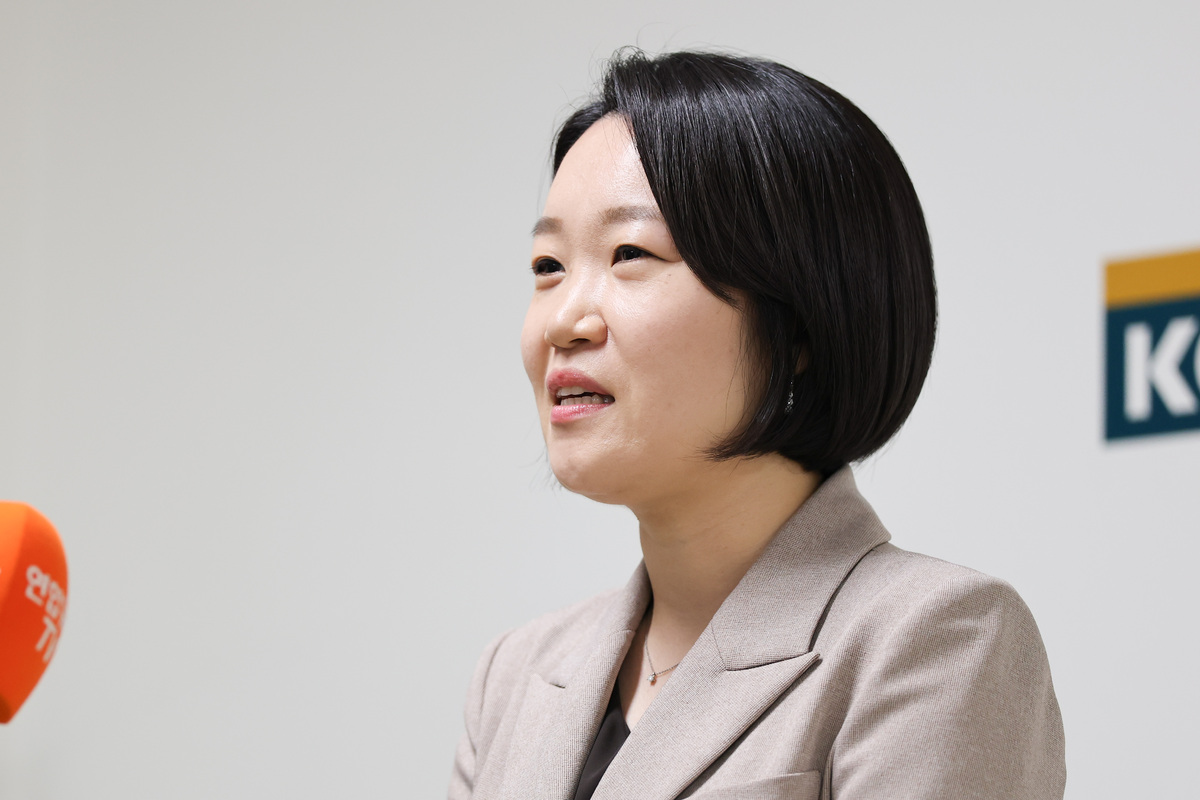 이소영 중소벤처기업부 장관 후보자가 지난 10일 오전 서울 구로구 벤처기업협회에서 창업·벤처 관련 협단체 간담회를 마친 뒤 백브리핑을 하고 있다. 뉴시스