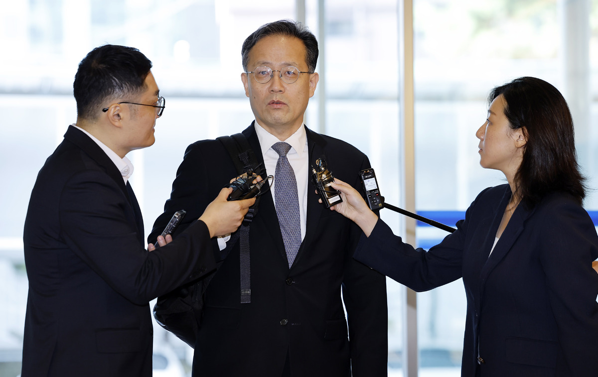 이형일 부총리 겸 재정경제부 장관 후보자가 지난 3일 서울 중구 예금보험공사 본사에 마련된 인사청문 준비 사무실로 첫 출근하고 있다. 뉴시스