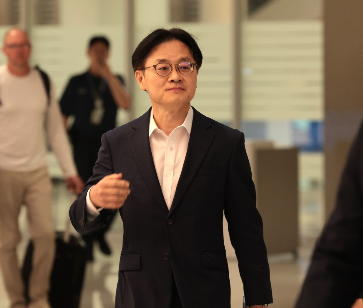 대미 투자 프로젝트 협의차 미국 뉴욕을 방문한 김정관 산업통상부 장관이 13일 오후 인천공항을 통해 귀국하고 있다. 뉴시스