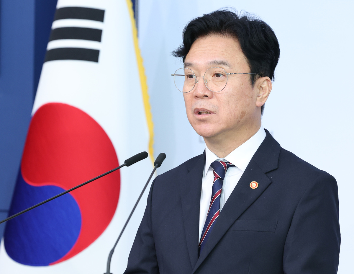 김영훈 고용노동부 장관이 15일 오전 서울 종로구 정부서울청사 별관에서 메가특구 특별법 관련 사회적 대화 제안 발표를 하고 있다. 뉴시스