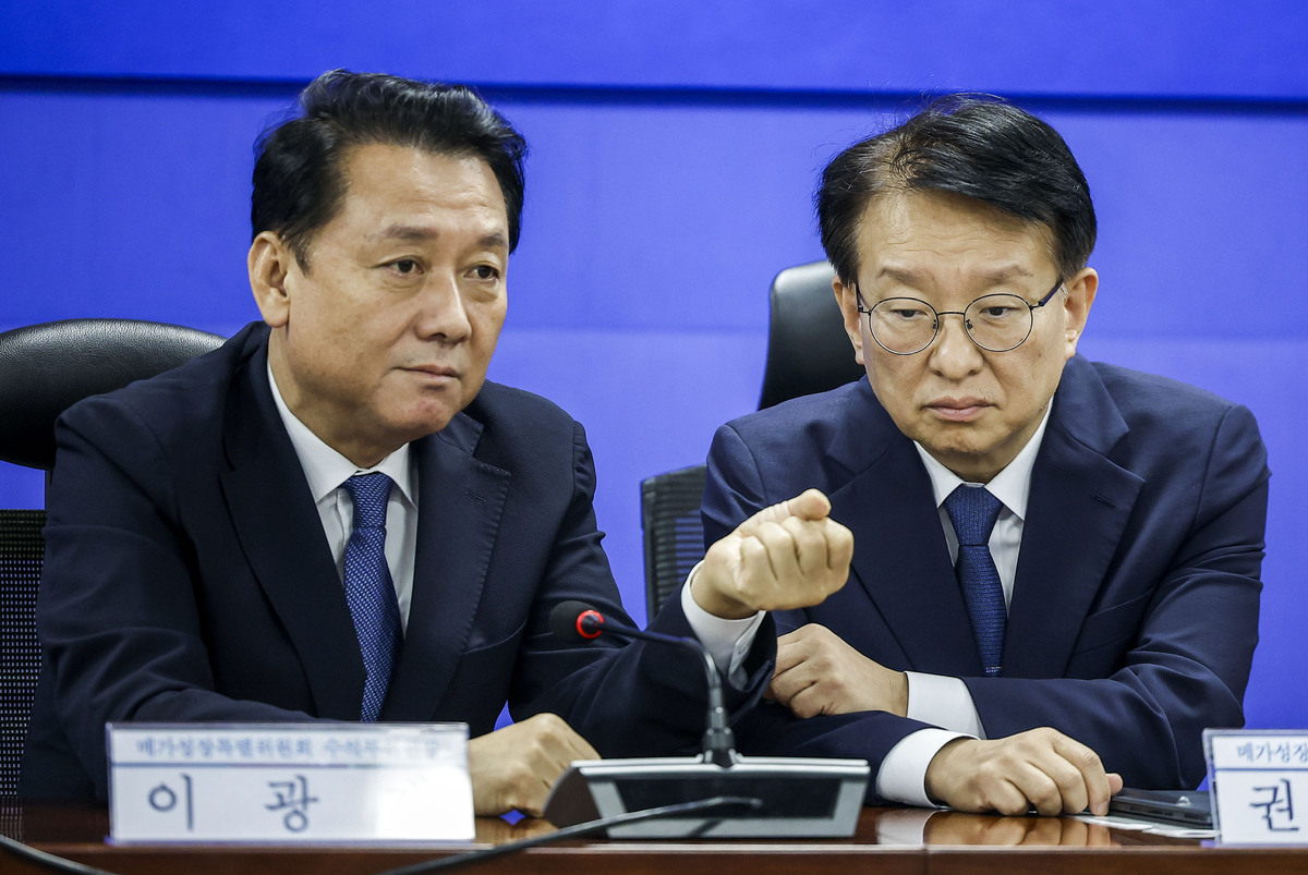 이광재 메가성장특별위원회 수석부위원장(왼쪽)과 권칠승 상임부위원장이 4일 서울 여의도 국회에서 열린 메가성장특별위원회 당정협의회에서 대화하고 있다. 뉴시스