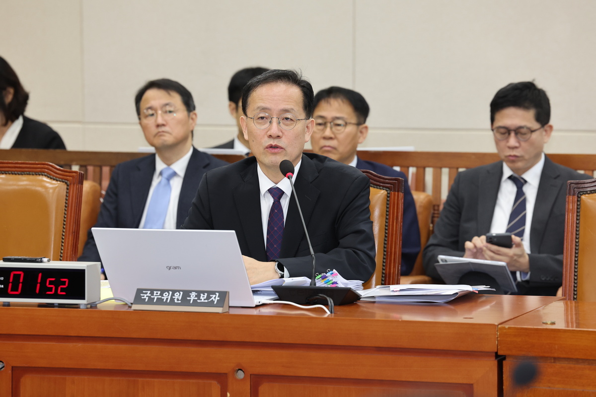 이형일 경제 부총리 겸 재정경제부장관 후보가 15일 국회 재정경제기획위원회 인사청문회에서 의원 질의에 답하고 있다. 뉴시스