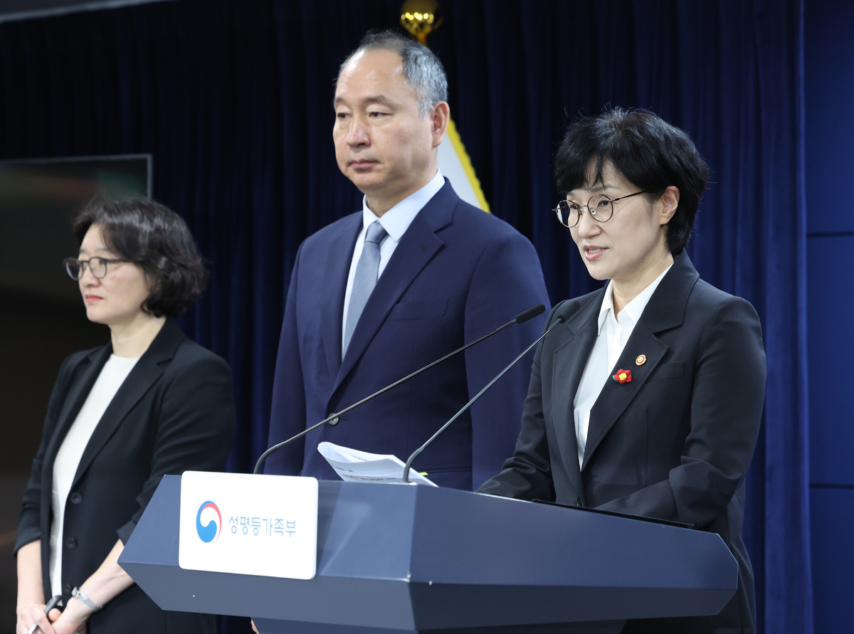 원민경 성평등가족부장관이 16일 오전 서울 종로구 정부서울청사에서 인공임신중지 약물 도입 방안을 발표하고 있다. 사진=뉴시스