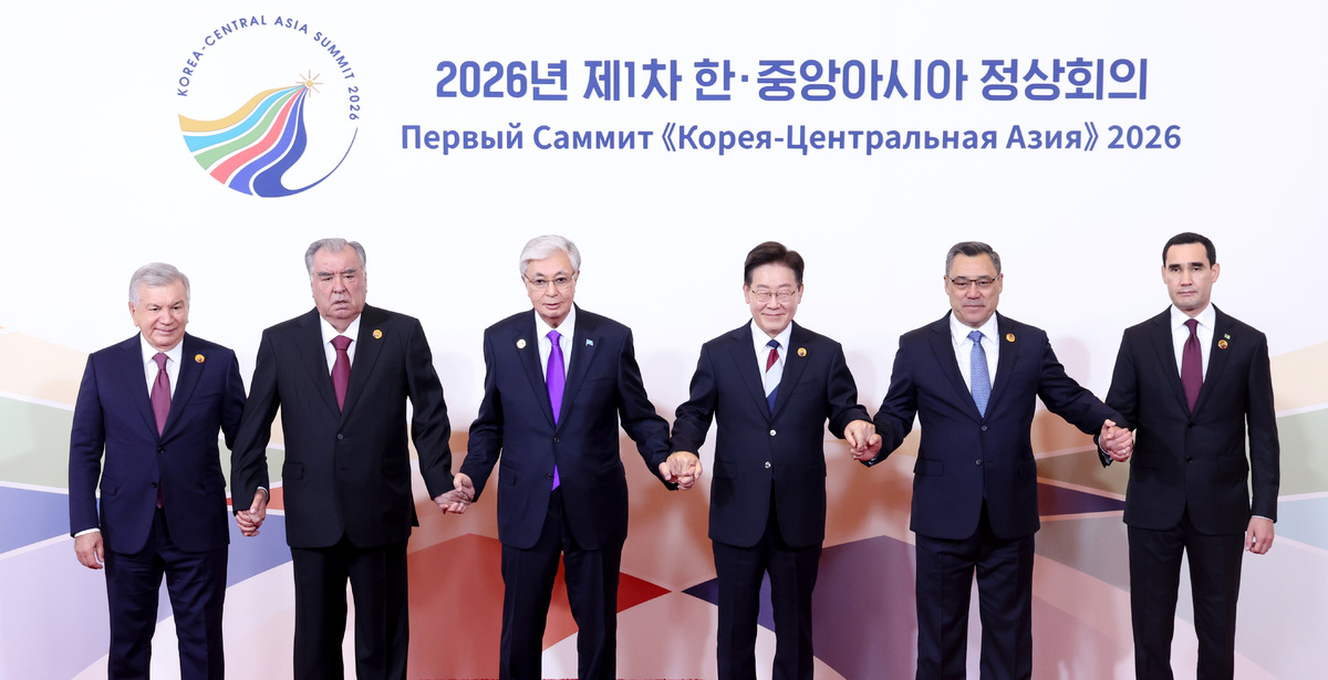 이재명 대통령이 16일 서울의 한 호텔에서 열린 2026년 제1차 한-중앙아시아 정상회의에서 각국 정상들과 기념 촬영을 하고 있다. 왼쪽부터 샤브카트 미르지요예프 우즈베키스탄 대통령, 에모말리 라흐몬 타지키스탄 대통령, 카심-조마르트 토카예프 카자흐스탄 대통령, 이 대통령, 사디르 자파로프 키르기스스탄 대통령, 세르다르 베르디무하메도프 투르크메니스탄 대통령. 뉴시스