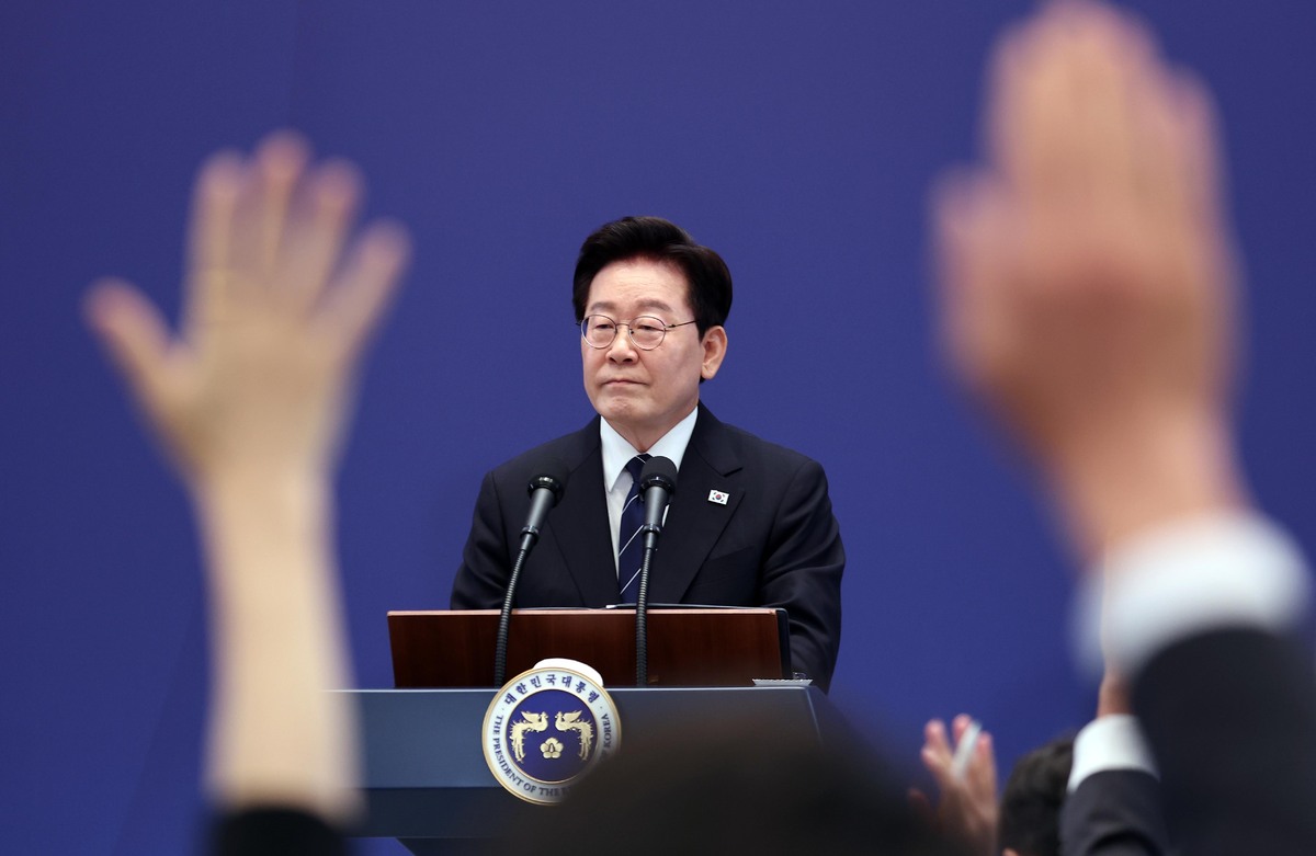 이재명 대통령이 18일 청와대 영빈관에서 열린 기자회견 '국민의 뜻, 국민의 삶 더 살피겠습니다'에서 취재진 질문을 받고 있다. 뉴시스