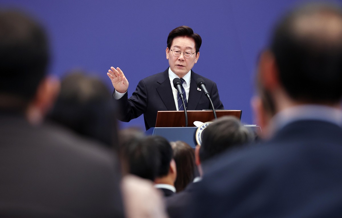 이재명 대통령이 18일 청와대 영빈관에서 열린 기자회견 '국민의 뜻, 국민의 삶 더 살피겠습니다'에서 취재진 질문에 답변하고 있다. 뉴시스