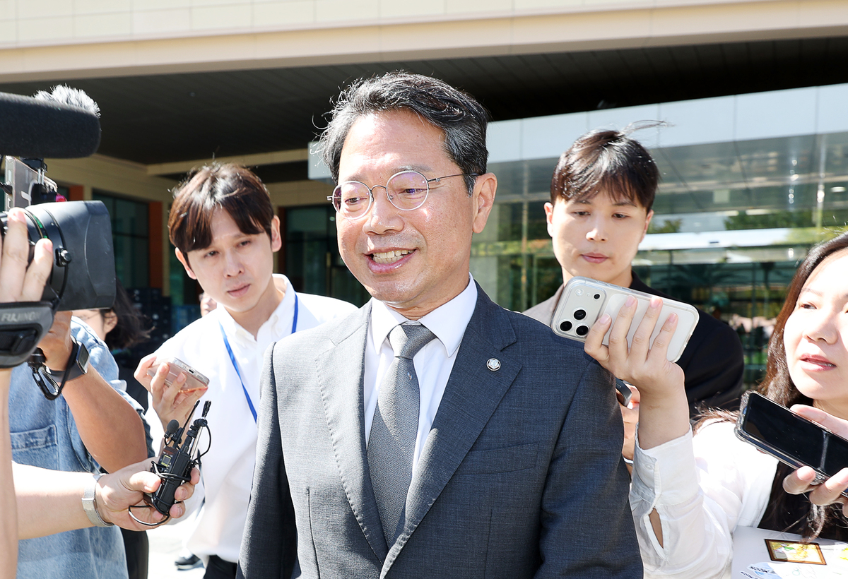 김승원 법무부 장관 후보자가 19일 서울 여의도 국회 소통관에서 기자회견을 마치고 이동하고 있다. 뉴시스