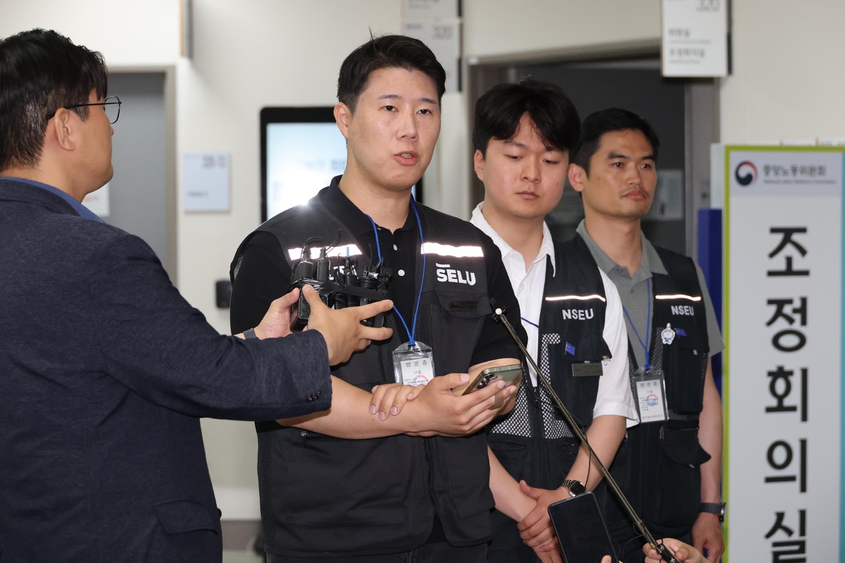 삼성그룹 초기업노동조합 삼성전자지부 최승호 위원장이 지난 5월 정부세종청사 중앙노동위원회에서 열린 3차 사후조정 회의를 마친 뒤 노사협상 결렬 과정을 설명한 뒤 총파업 강행 입장을 밝히고 있다. 뉴시스