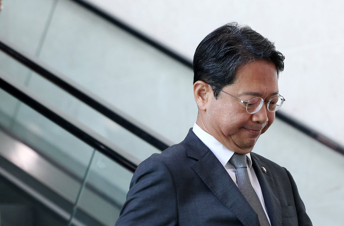 김승원 전 법무부 장관 후보자가 19일 오전 서울 여의도 국회 소통관에서 기자회견을 마치고 이동하고 있다. 뉴시스