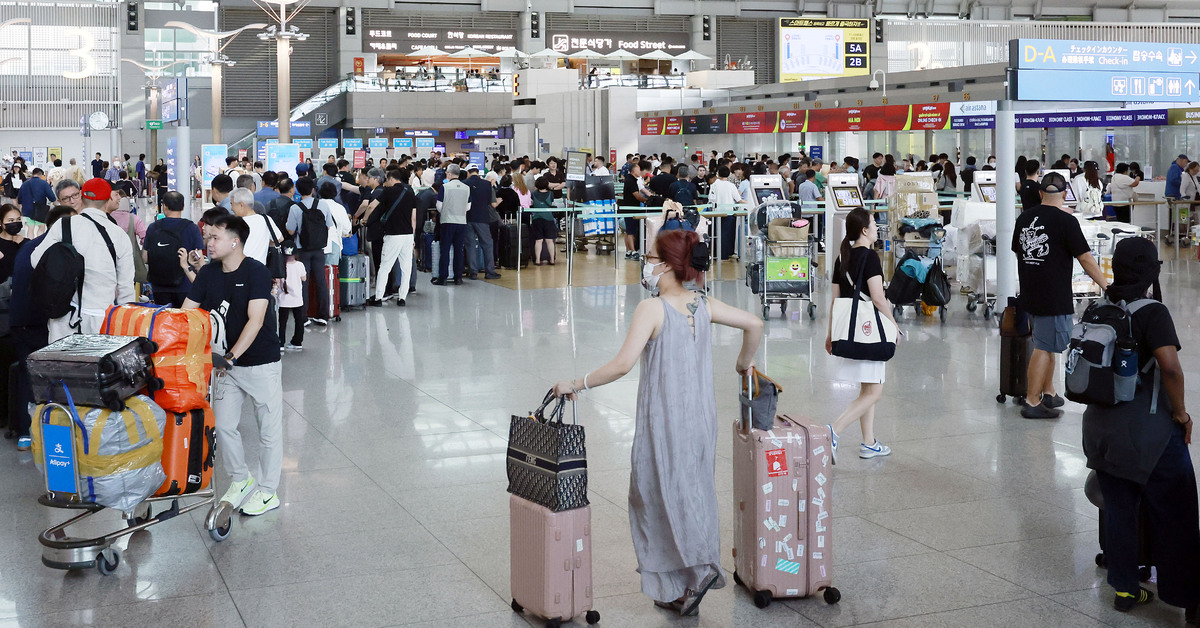 인천국제공항 출국장이 수속을 기다리는 여행객으로 붐비고 있다. 뉴시스