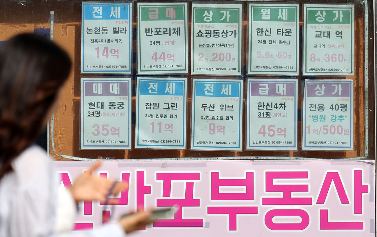 서울 아파트 전셋값이 역대 최고치를 기록한 가운데 20일 서울 시내 한 부동산 중개업소에 전세 매물이 붙어 있다. 뉴시스