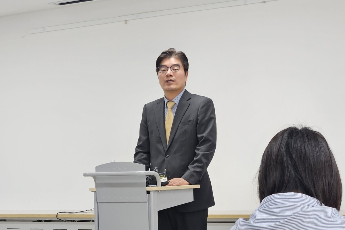 20일 오전 인천 서해구 신현원창동 제2청사에서 열린 기자회견에서 정종철 쿠팡풀필먼트서비스(CFS) 대표가 석남동 물류센터 화재 관련 추가 보상 방안을 설명하고 있다. 이날 CFS는 지난 7월 화재가 발생한 석남동 물류센터 인근 주민 약 2만8000명에게 생활지원금과 피해회복지원금 등을 추가 지원한다고 밝혔다. 뉴시스