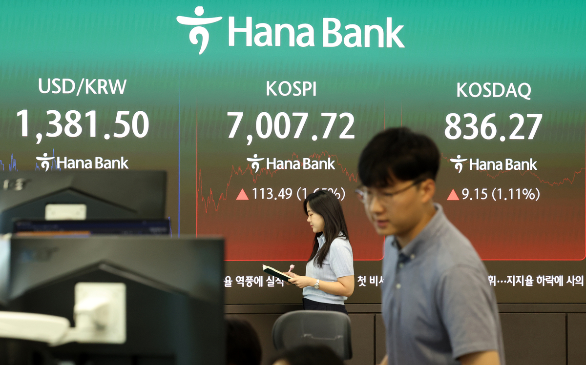 코스피가 전 거래일보다 113.49포인트(1.65%) 오른 7007.72에 마감한 21일 서울 중구 하나은행 딜링룸 전광판에 지수가 표시되고 있다. 코스닥 지수는 9.15포인트(1.11%) 오른 836.27에 장을 마쳤다. 뉴시스 제공