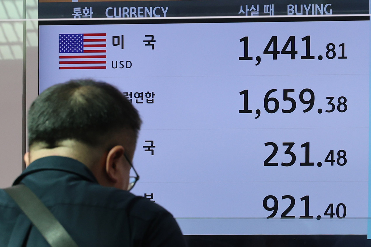 지난 21일 인천국제공항 제2여객터미널 내 환전소에 환율이 표시돼&nbsp;있다. 뉴시스