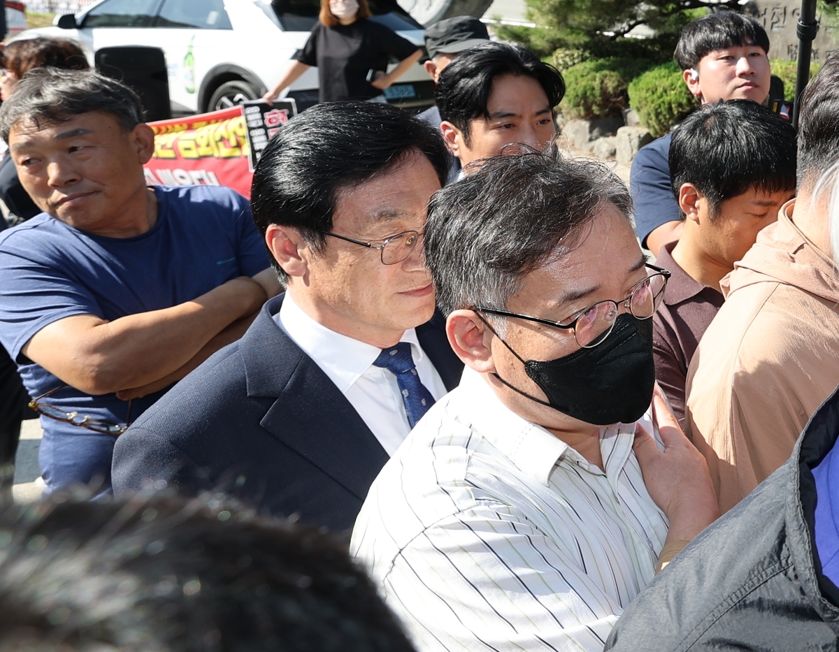 23일 오전 충북 청주시 서원구 현도면 행정복지센터에서 열린 현도면 생활자원회수센터 사업 설명회에서 이장섭 청주시장과 관계 공무원들이 건립 반대 비상대책위원회 주민 항의에 막혀 있다. 사진=뉴시스
