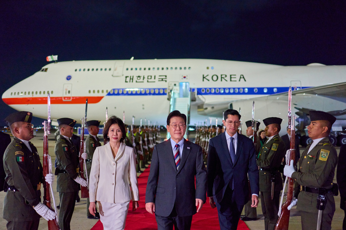 이재명 대통령과 김혜경 여사가 지난 23일 멕시코 펠리페 앙헬레스 국제공항에 도착해 환영을 받으며 이동하고 있다.&nbsp; 뉴시스