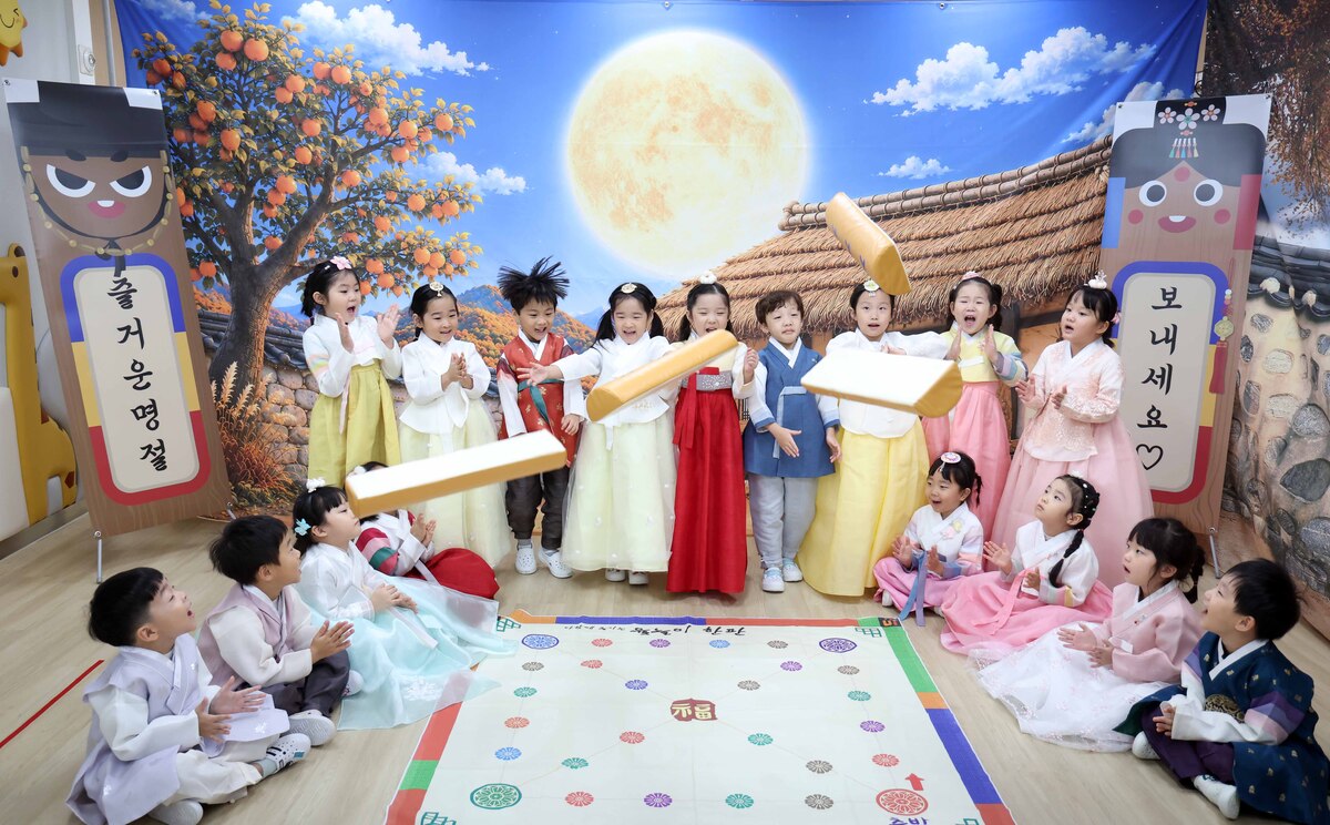 지난 21일 부산 부산진구청 어린이집에서 원생들이 한복을 곱게 차려 입은 채 윷놀이를 하고 있다.&nbsp;뉴시스