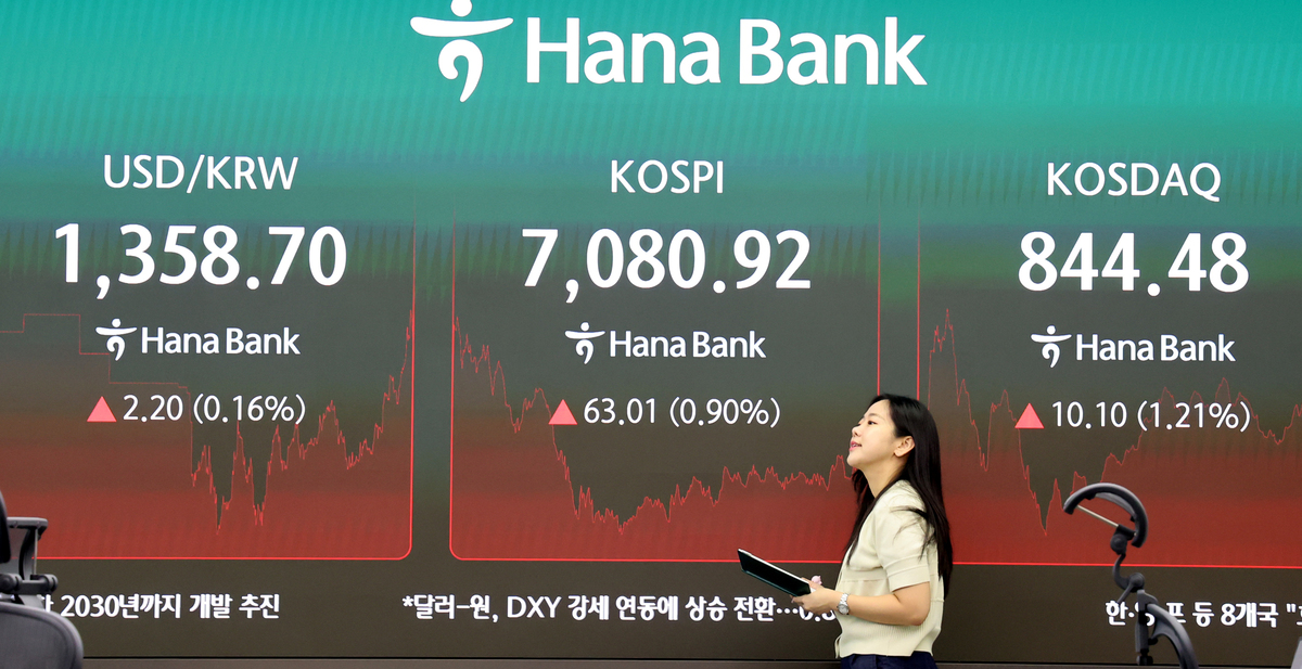 코스피가 63.01포인트(0.90%) 오른 7080.92에 장을 마감한 23일 오후 서울 중구 하나은행 본점에서 딜러들이 업무를 보고 있다. 코스닥은 10.10포인트(1.21%) 오른 844.48에 장을 마감했다. 뉴시스 제공