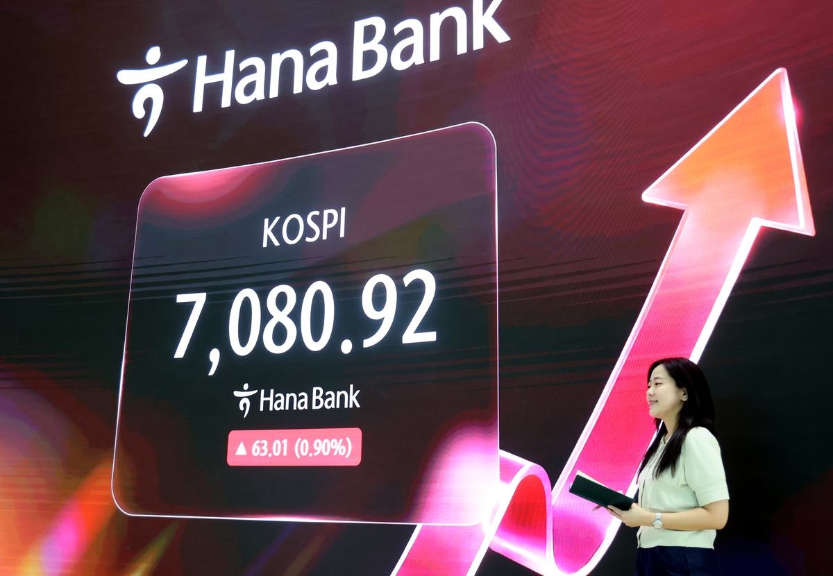 코스피가 63.01포인트(0.90%) 오른 7080.92에 장을 마감한 지난 23일 오후 서울 중구 하나은행 본점에서 딜러들이 업무를 보고 있다. 뉴시스